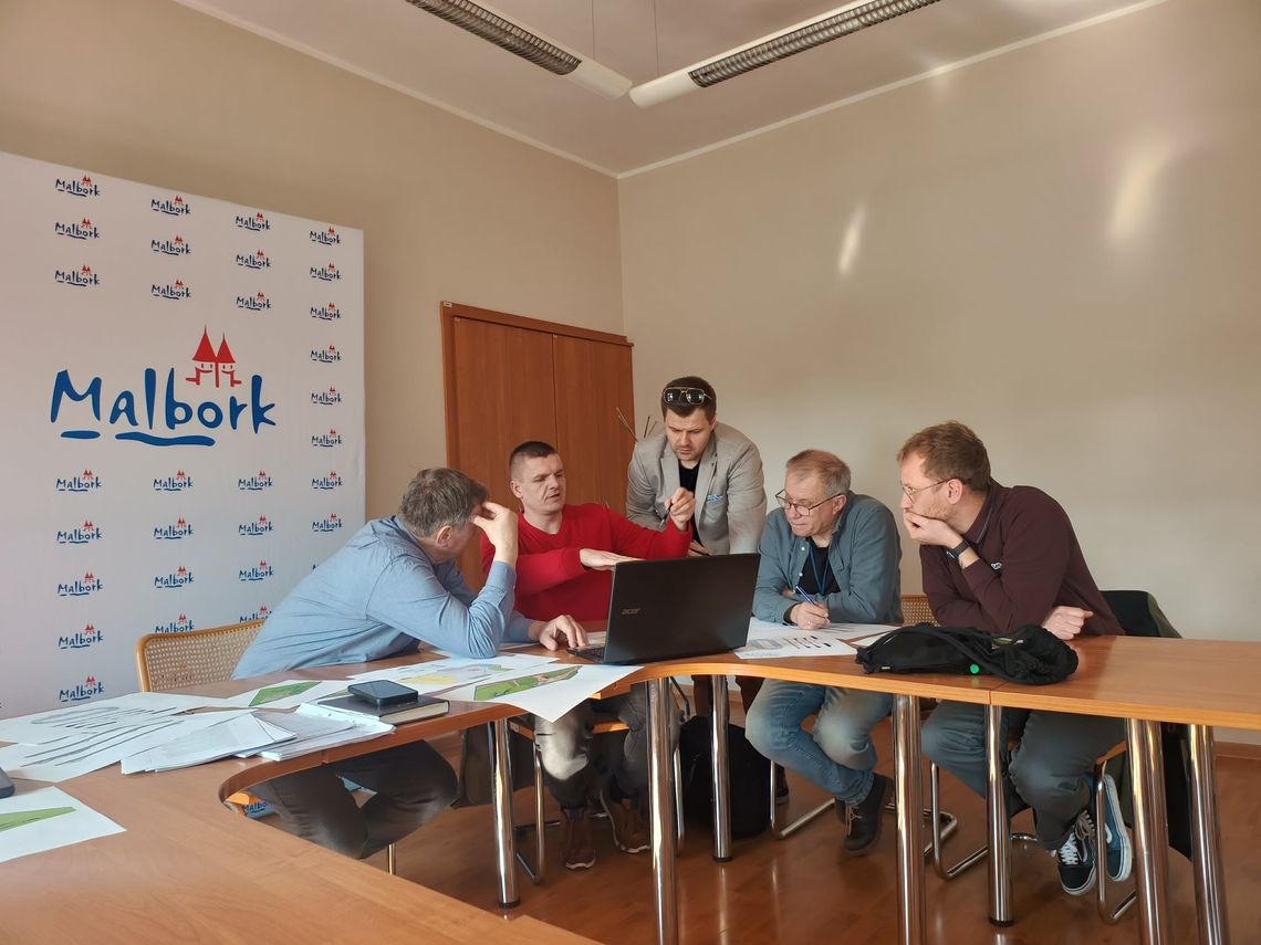 🎧Posłuchaj: Wykonawca odpowiada na pytania o doświadczenie przy budowie skateparków. 🎧Posłuchaj: Wykonawca odpowiada na pytania o doświadczenie przy budowie skateparków.