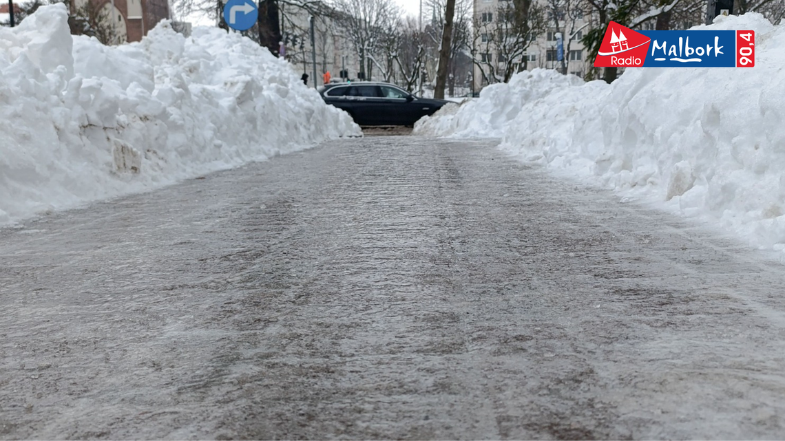 🎧Posłuchaj: Zima znów atakuje. Trudne warunki na drogach – policja apeluje o rozwagę!