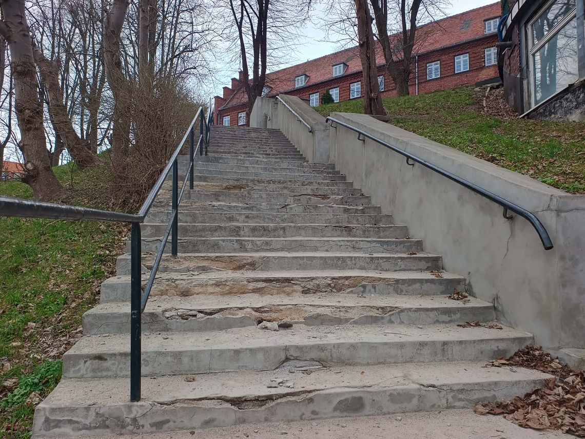 🎧Posłuchaj:  Zniszczone schody za Urzędem Miasta będą remontowane. Prace ruszą w kwietniu.