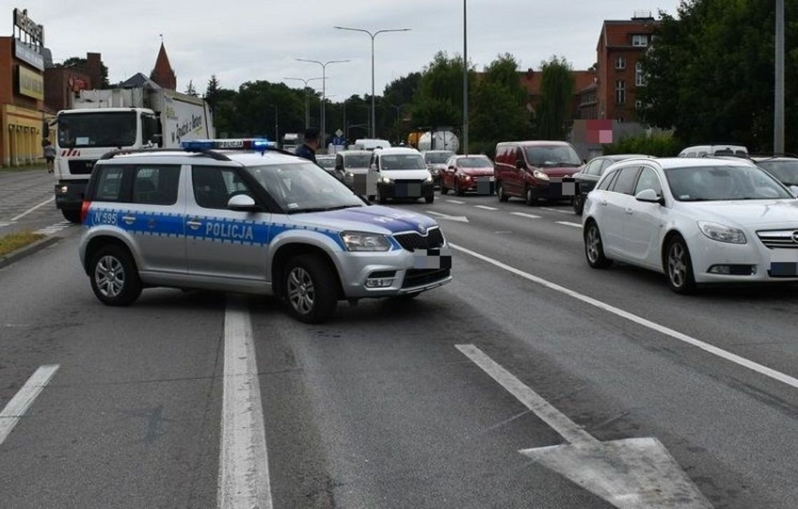 Potrącenie pieszej i wypadek w na drodze krajowej nr 55 – policja apeluje o ostrożność!