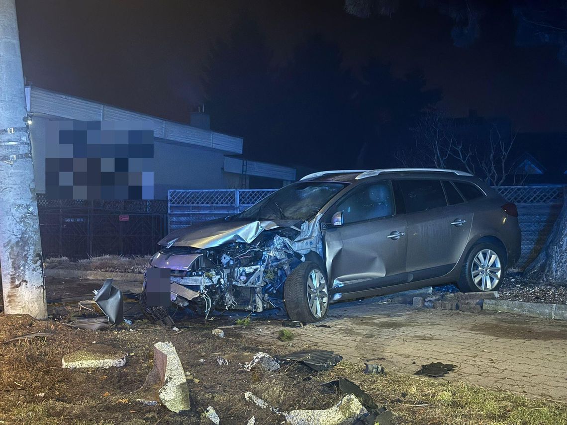 Powiat nowodworski. Nietrzeźwy kierujący uderzyl w słup oświetleniowy.