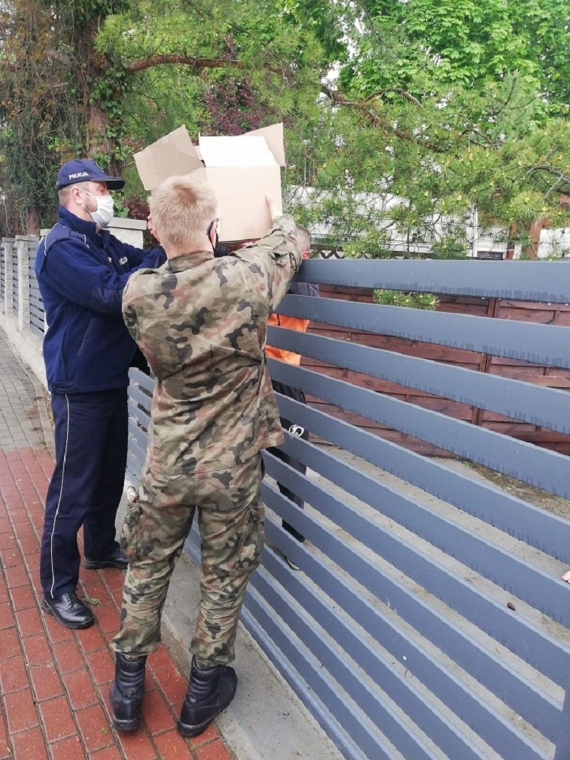 Powiat nowodworski. Policjanci wspólnie z żołnierzami WOT pomagają potrzebującym.