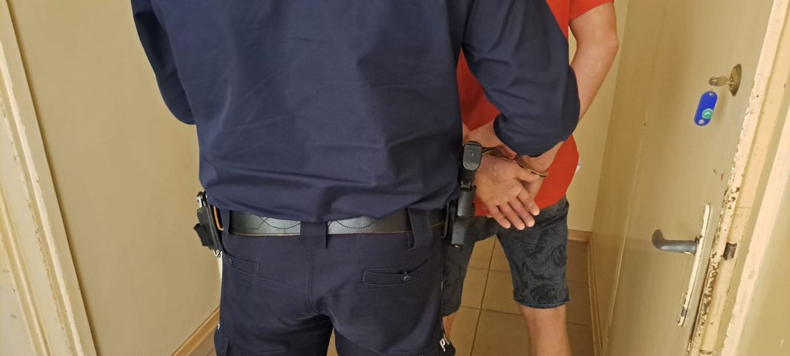 Powiat nowodworski. Ukradł alkohol, zaatakował ochroniarza i policjantów – został zatrzymany.