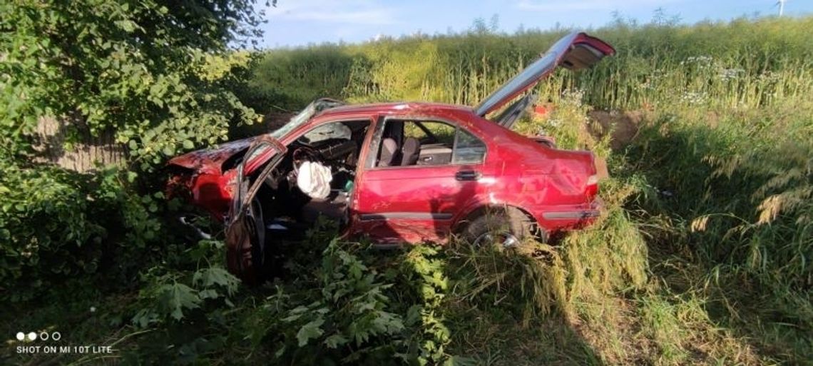 Powiat sztumski. 59- letni kierowca zasnął za kierownicą i uderzył w drzewo