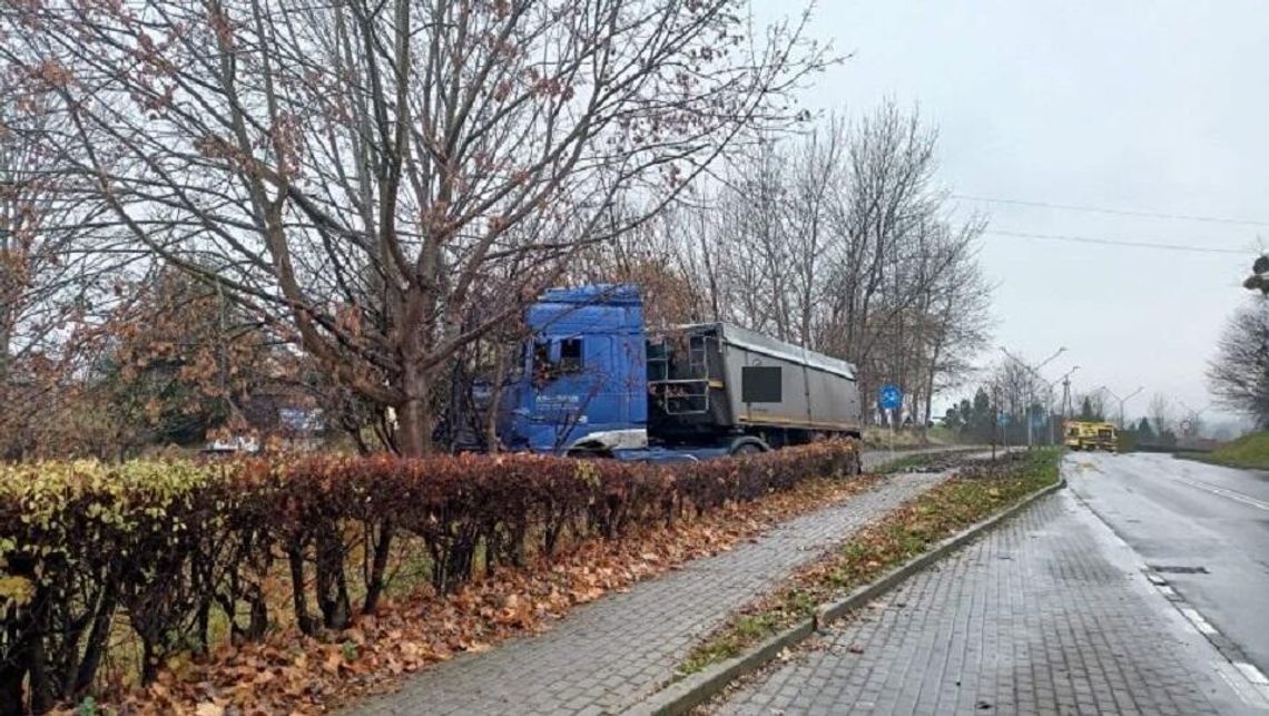 Powiat sztumski. Stracił panowanie nad pojazdem uszkodził chodnik i uderzył w latarnię