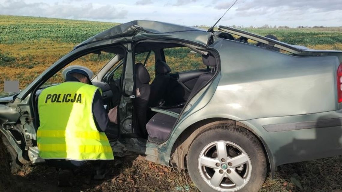 Powiat sztumski. Straciła panowanie nad autem i uderzyła w drzewo. Policjanci apelują o ostrożność na drodze.