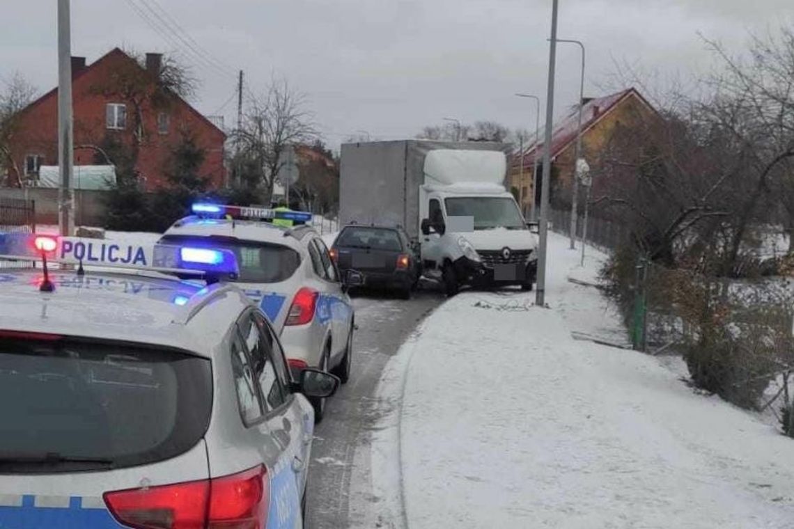 Powiat sztumski. Trudne warunki na drogach i seria kolizji.