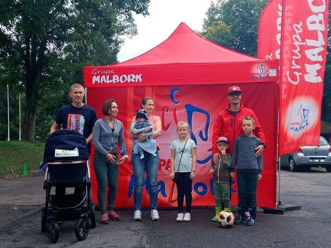 Rodzinna atmosfera na 24h biegu charytatywnym w Malborku dla Kasi.