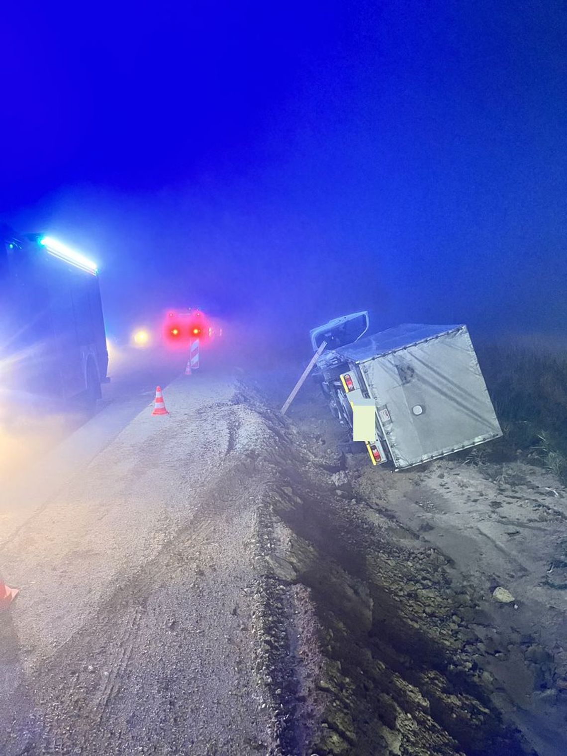 Samochód dostawczy wypadł z drogi. Zdarzenie drogowe w Gminie Stare Pole.