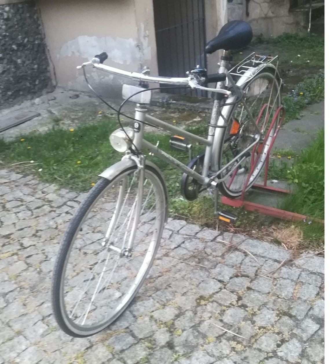 Skradziony rower w Kałdowie. Policja poszukuje sprawcy.