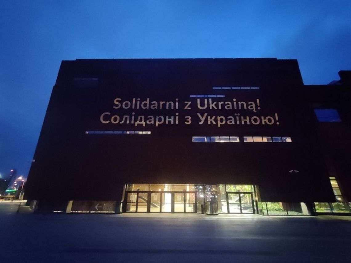 SOLIDARNI Z UKRAINĄ na fasadzie ECS