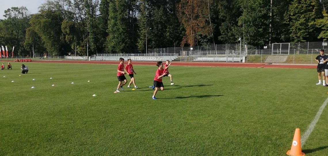 Sportowe zmagania uczniów szkół podstawowych na malborskim stadionie.