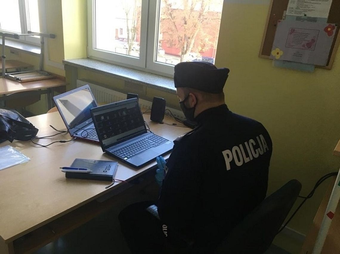 Spotkanie online uczniów z policjantem z Komendy Powiatowej Policji w Sztumie.