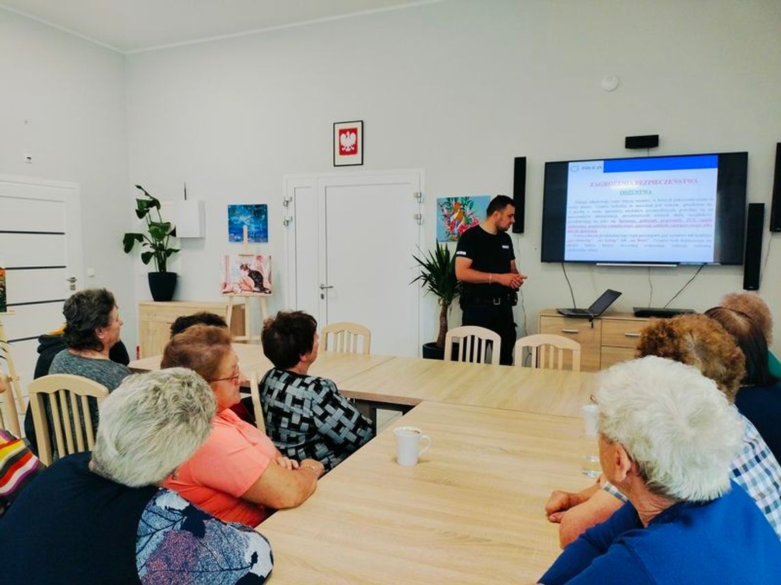 Spotkanie policjanta z seniorami w Mątowach Wielkich.