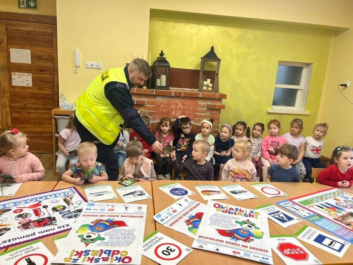 Spotkanie policjantów z malborskimi przedszkolakami w ramach kampanii „Oklaski Za Odblaski”.