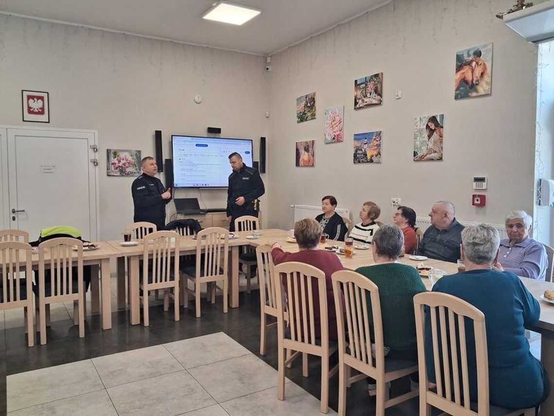 Spotkanie z policjantami w Centrum Aktywności Seniora w Mątowach Wielkich.