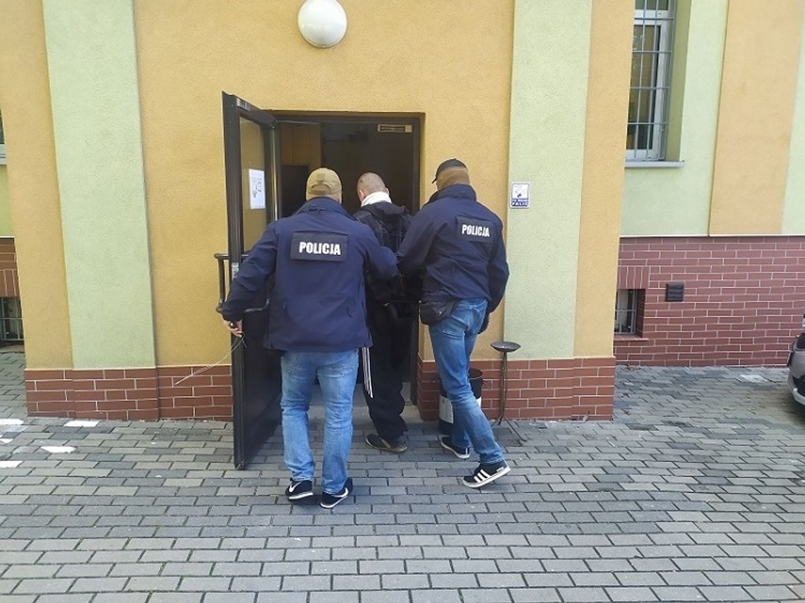 Sprawca włamania do samochodu ciężarowego oraz uszkodzenia bankomatu zatrzymany przez sztumskich policjantów