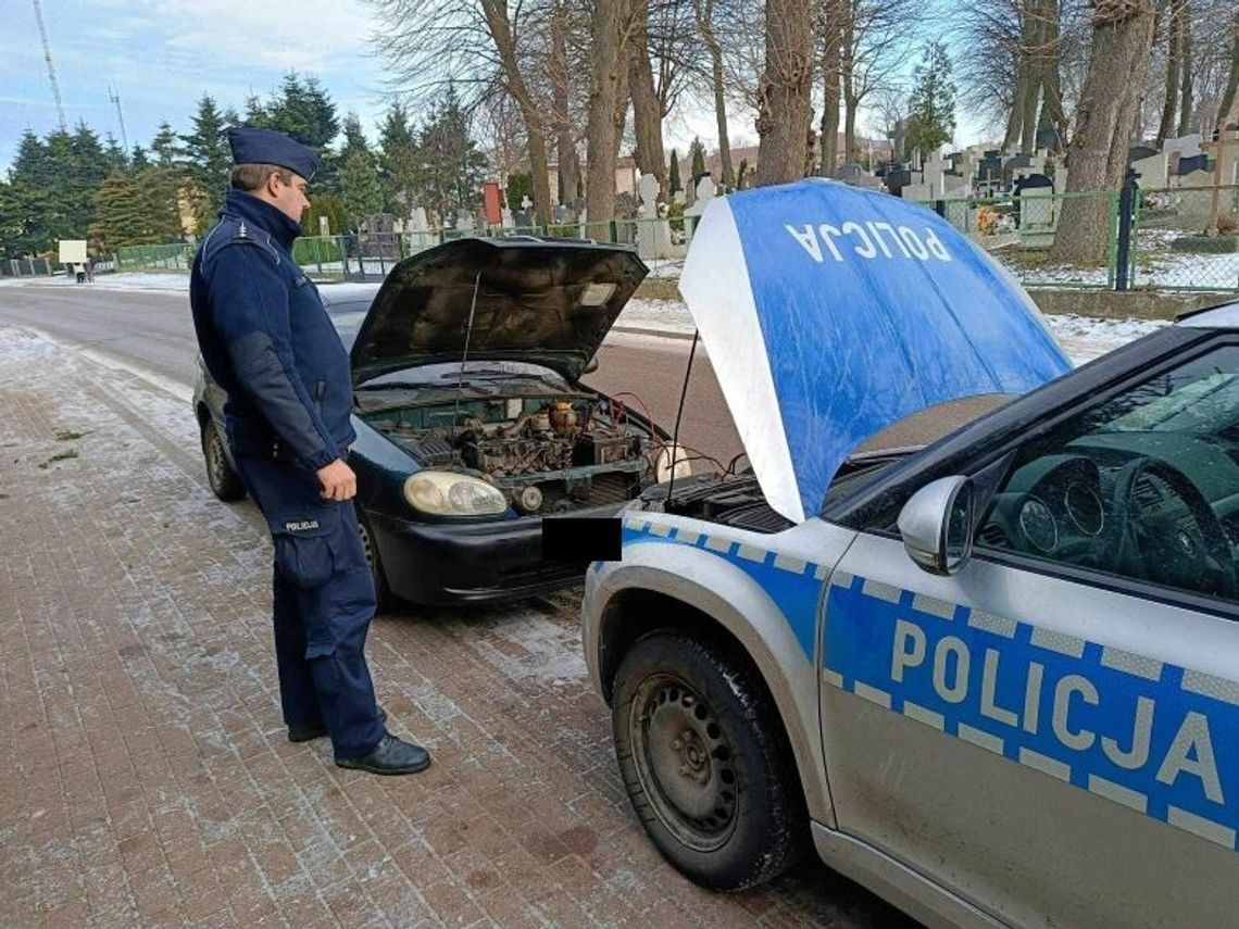 Stary Targ. Dzielnicowy pomógł kierowcy w uruchomieniu auta.