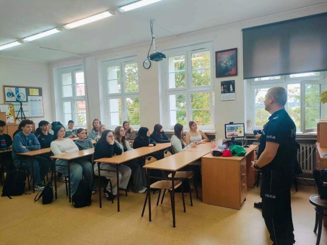 Stop Przemocy i Używkom! Sztumscy policjanci o zagrożeniach dla licealistów.