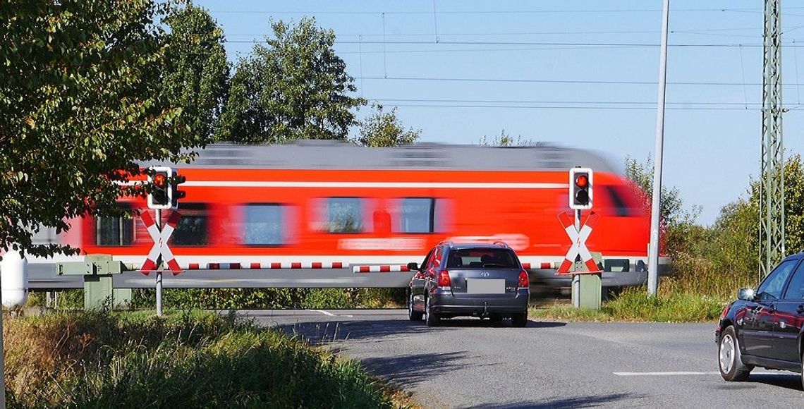 SUV zmiażdżony przez pociąg! Symulacja PKP zderzenia ku przestrodze kierowców