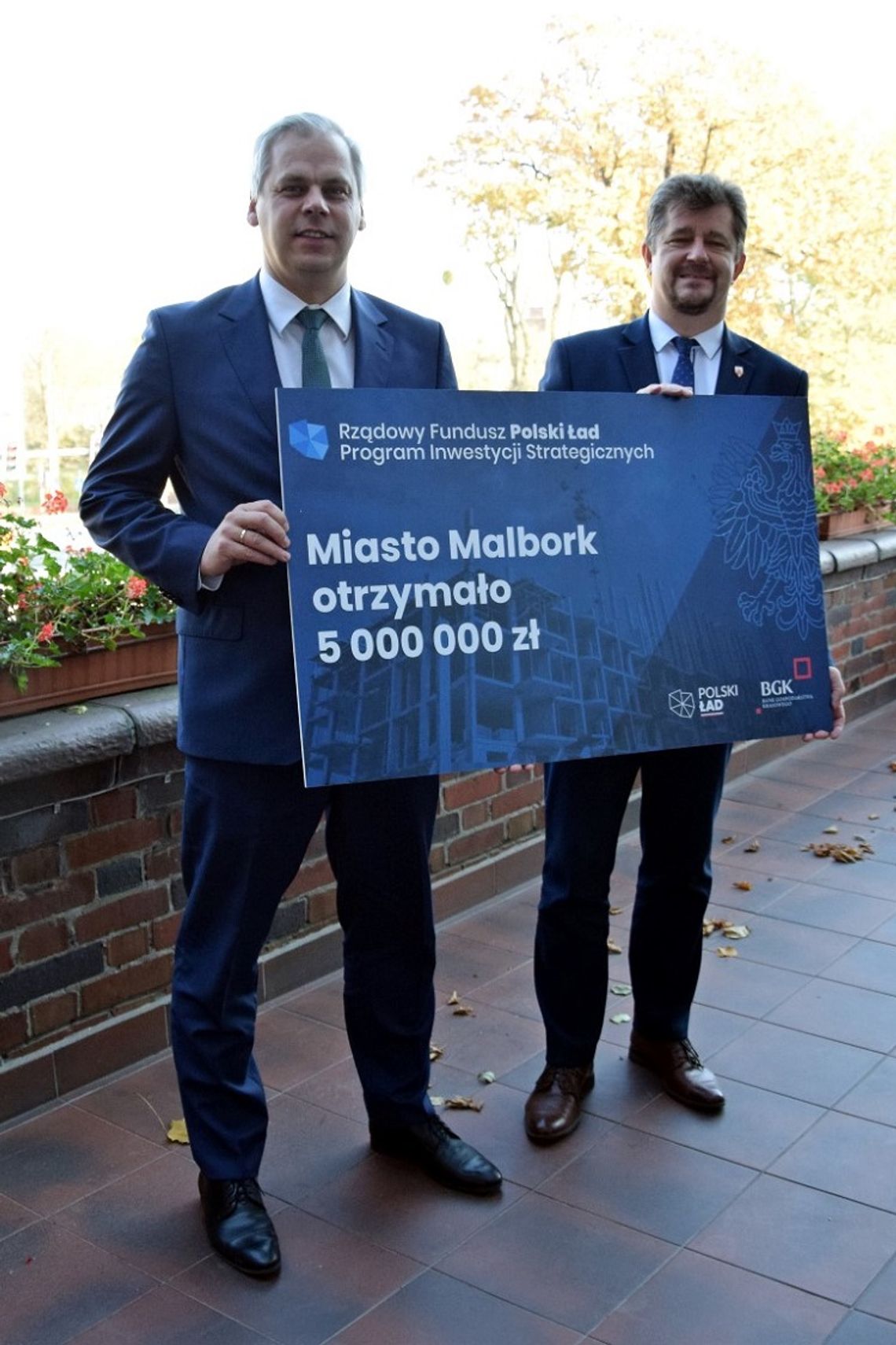 Symboliczne przekazanie czeku przez Wiceministra Aktywów Państwowych w Urzędzie Miasta Malborka.