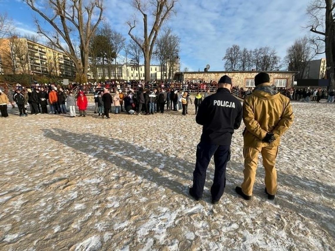 Sztum. Bezpieczeństwo dzieci podczas ferii zimowych – spotkanie z policjantami oraz strażakami na plaży miejskiej.