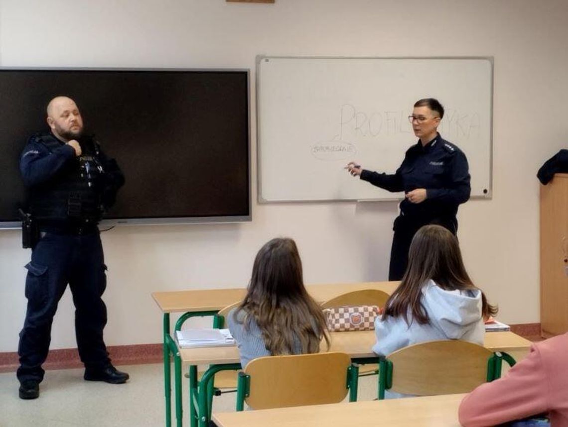 Sztumscy policjanci edukują młodzież o zagrożeniach w sieci i odpowiedzialności prawnej.