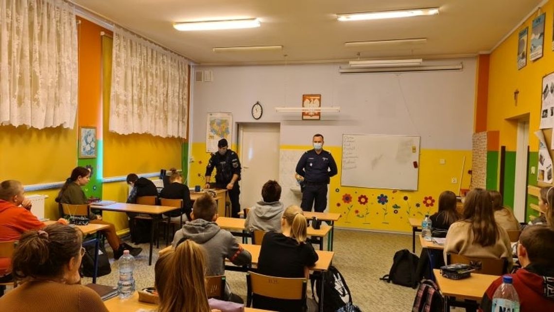 Sztumscy policjanci na prelekcji w szkole o odpowiedzialności i tolerancji