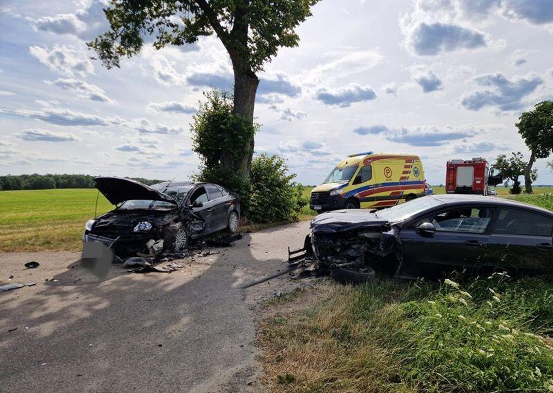 Sztumscy policjanci pracowali na miejscu wypadku drogowego.