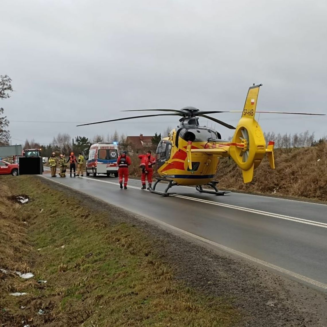 Sztumska Wieś. Pijany kierowca skutera uderzył w ciągnik przewożący śmieci.