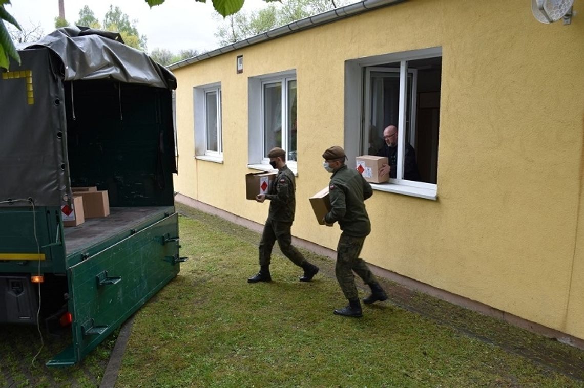 Terytorialsi z 7PBOT dostarczają płyn do dezynfekcji rąk do PCPR na Pomorzu.