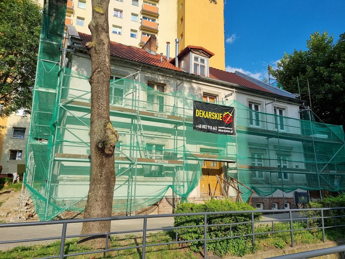 Trwają prace remontowe elewacji budynku przy ul. Mickiewicza 62 w Malborku.