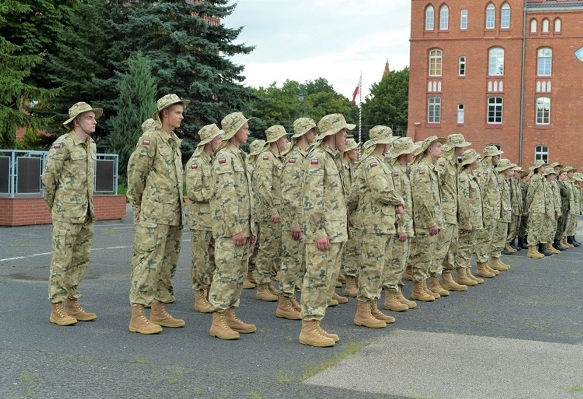 Uczniowie klas mundurowych na ostatniej prostej szkolenia wojskowego. W piątek uroczysta przysięga
