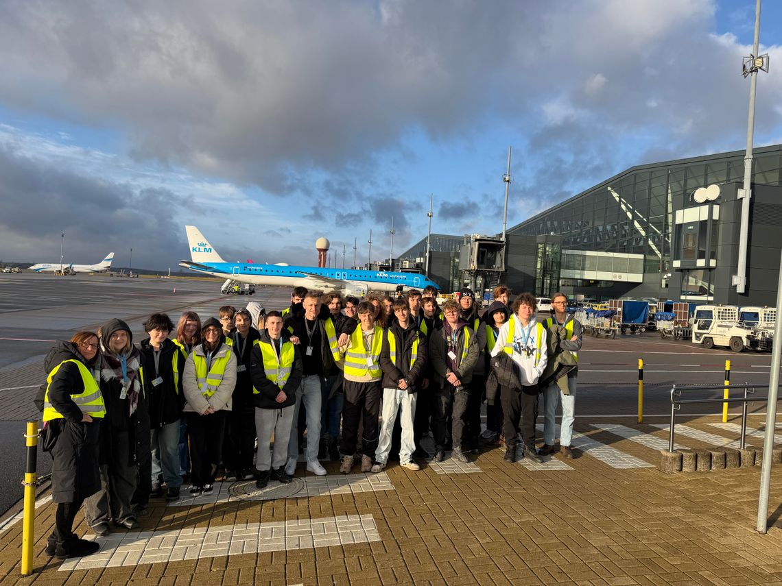 Uczniowie Technikum nr 3 w Porcie Lotniczym im. Lecha Wałęsy w Gdańsku