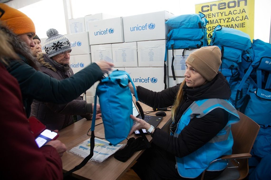 UNICEF dostarcza ratującą życie pomoc, aby wesprzeć rodziny, które uciekły do Polski przed wojną w Ukrainie