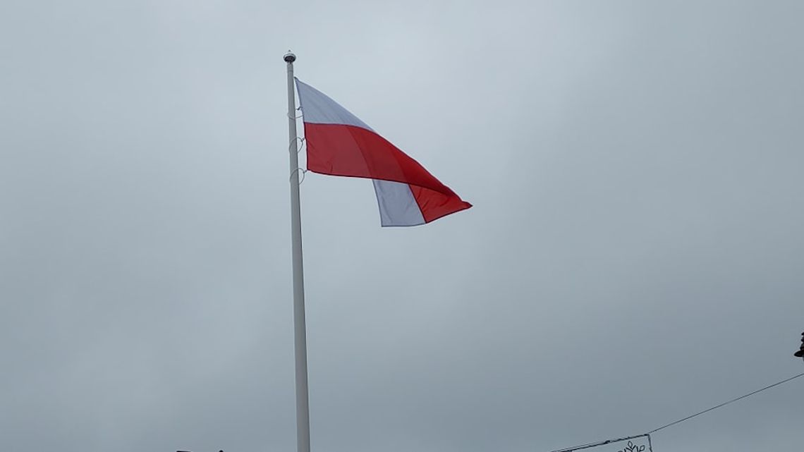 Uroczyste podniesienie flagi na maszt na Placu Jagiellończyka w Malborku.