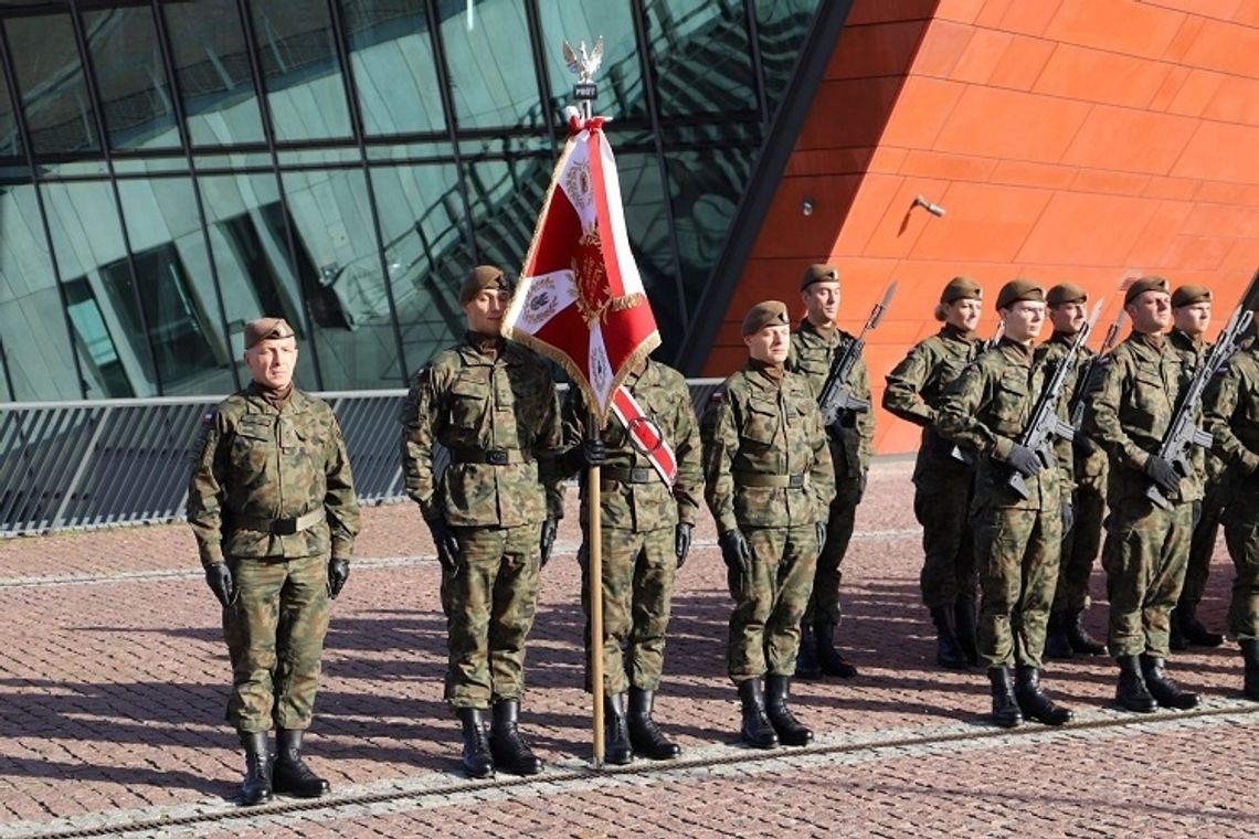 Uroczystość prezentacji sztandaru 7 Pomorskiej Brygady Obrony Terytorialnej. 
