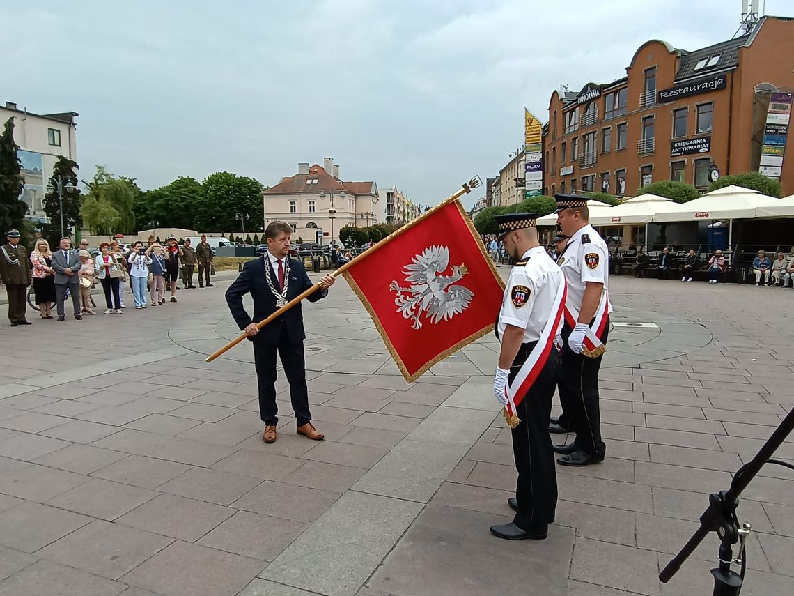 Uroczystość przekazania sztandaru dla Miasta Malborka na Placu Jagiellończyka.