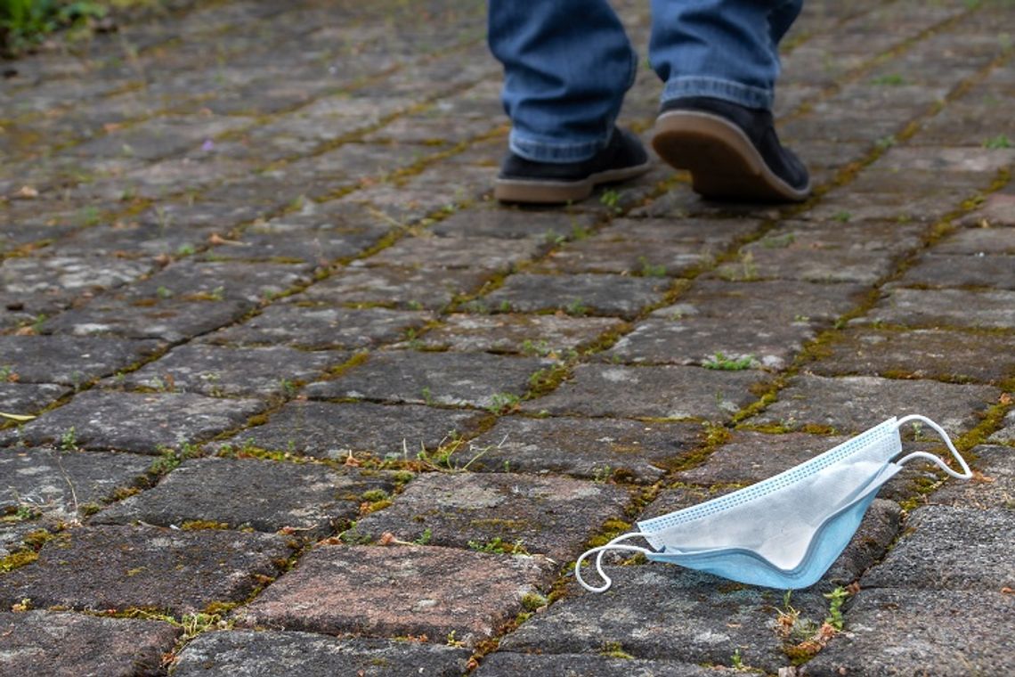 Urząd Miasta Malborka przypomina mieszkańcom o wyrzucaniu do śmietników zużytych maseczek i rękawiczek.