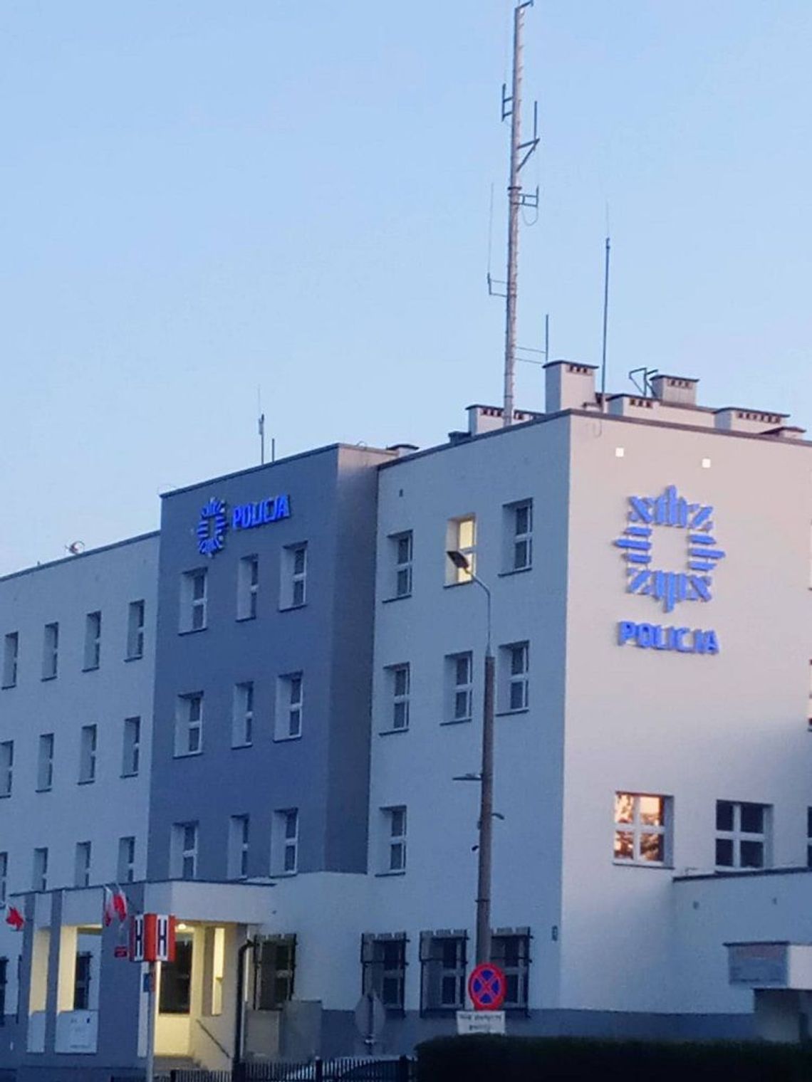 Uszkodzenia aut i nie tylko. Malborska policja szuka świadków zdarzeń.