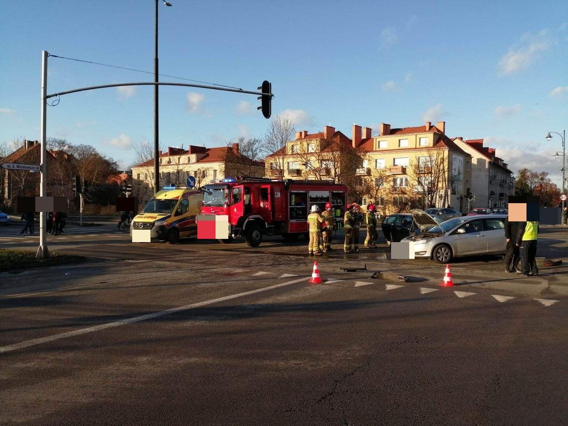 Utrudnienia w ruchu po wypadku na skrzyżowaniu al. Rodła z ulicą Mickiewicza. 