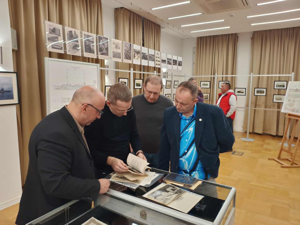 🎧Posłuchaj: Relacja z wernisażu „Schichau: Epoka stali. Zapomniane dziedzictwo techniczne zaklęte w ilustracji”. 🎧Posłuchaj: Relacja z wernisażu „Schichau: Epoka stali. Zapomniane dziedzictwo techniczne zaklęte w ilustracji”.