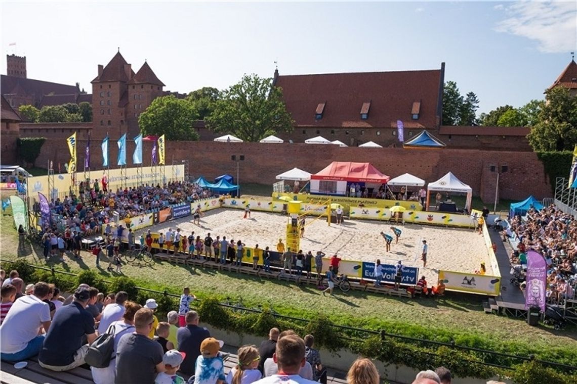 World Tour Malbork 2019. Czy to będzie "biało-czerwona" niedziela? Trzy pary w półfinale turnieju siatkówki plażowej.