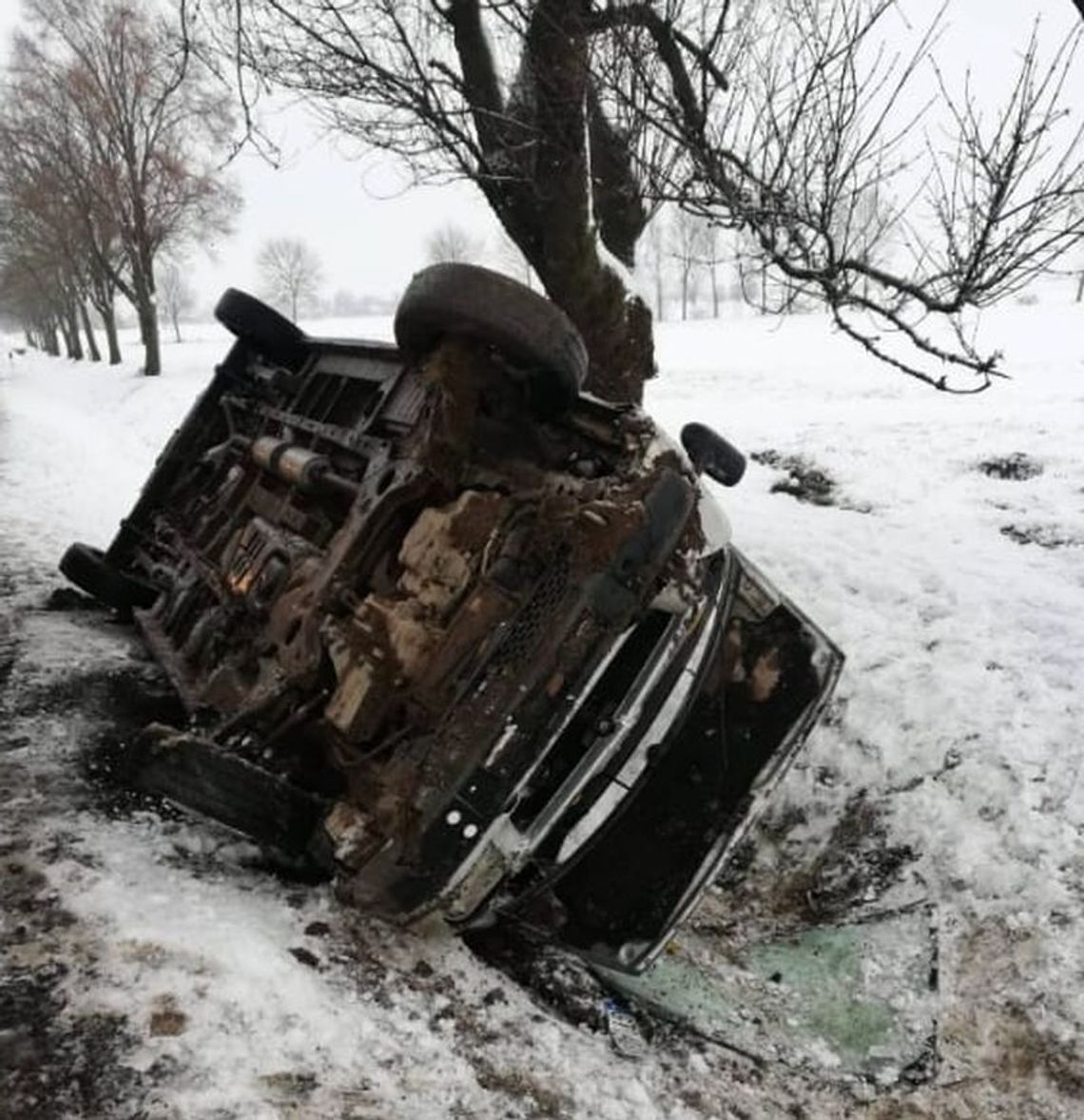 Wypadek busa w Dębinie na dk 55. Policja apeluje o ostrożność!