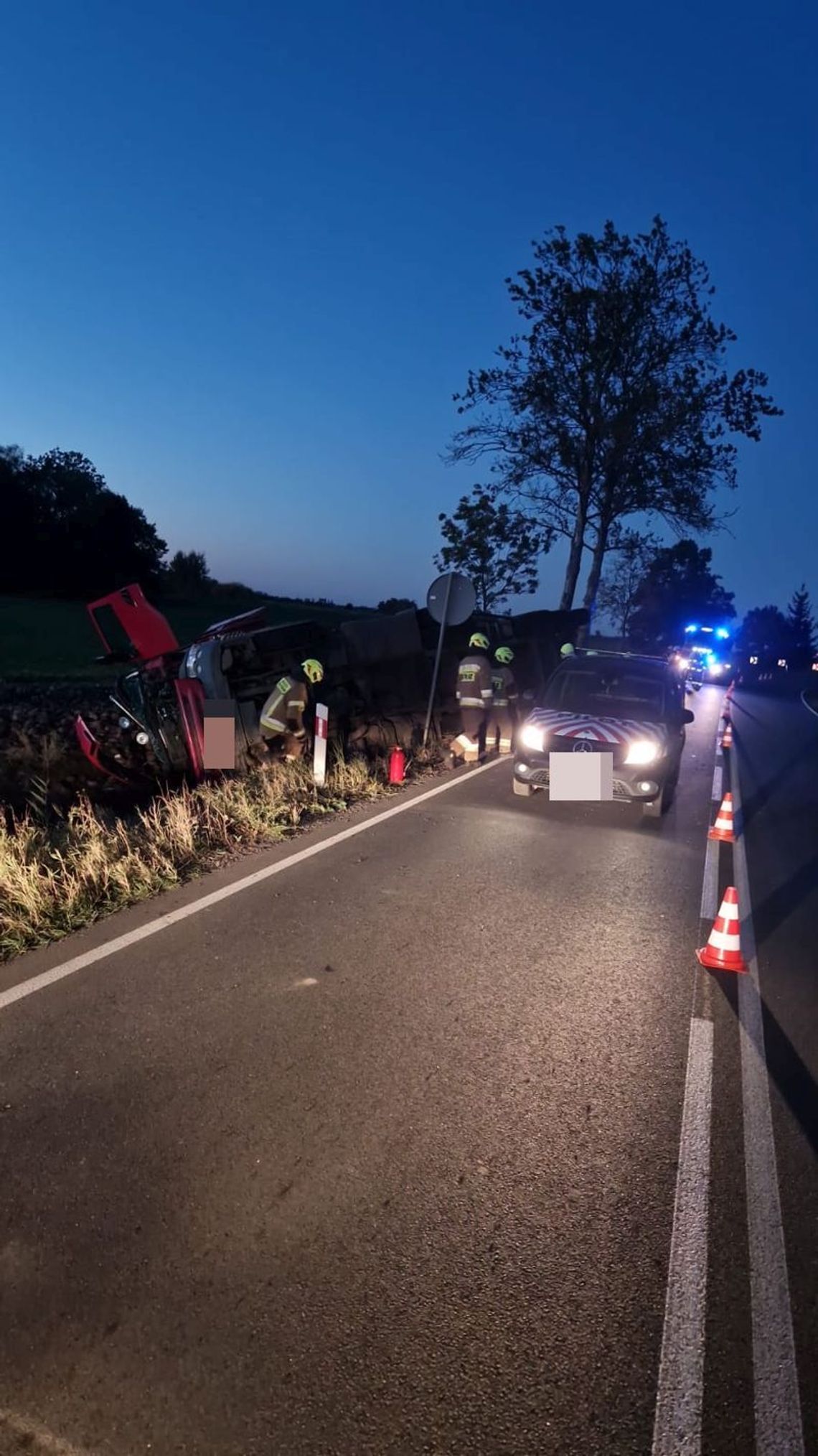 Zdarzenie drogowe w Chlebówce. Ciężarówka przewróciła się na pobocze.