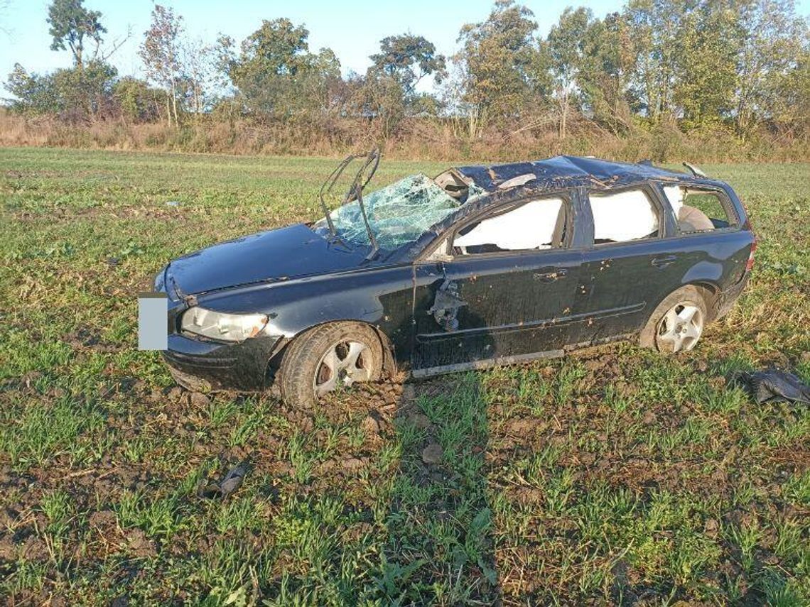 Zdarzenie drogowe w Sztumskiej Wsi. Policjanci apelują do kierowców o rozwagę.