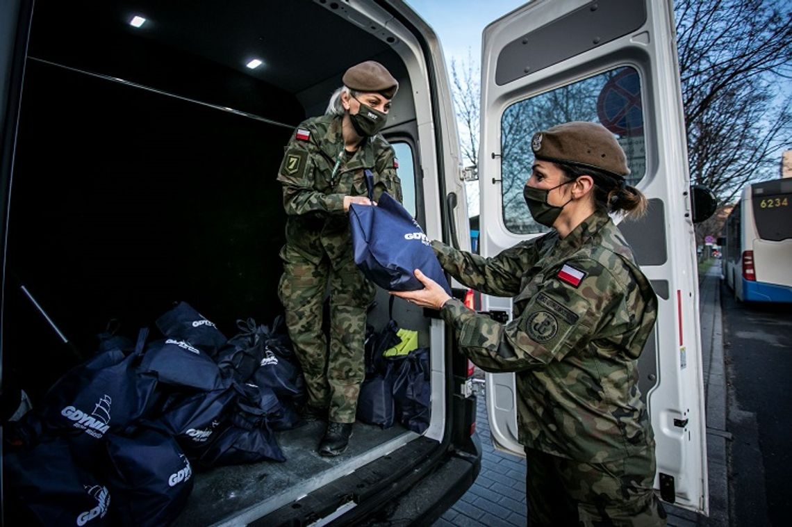Żołnierze 7 PBOT dostarczali świąteczne paczki dla najbardziej potrzebujących.