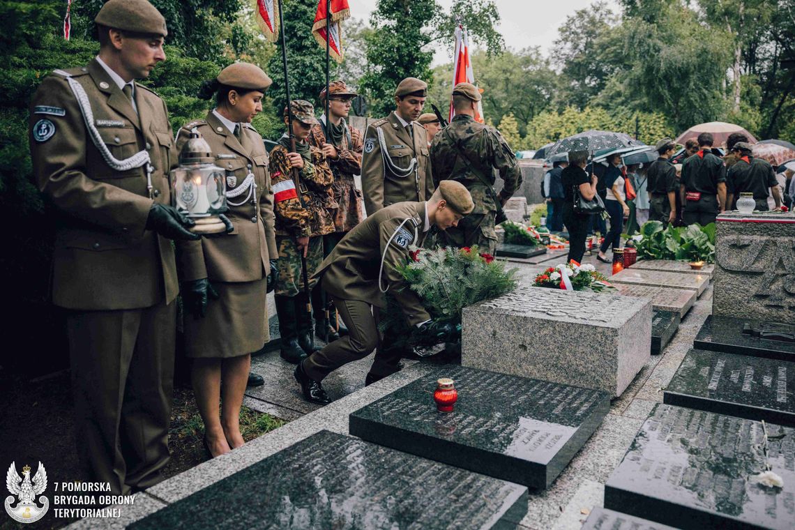 Żołnierze 7 Pomorskiej Brygady Obrony Terytorialnej uczcili 79. Rocznice Wybuchu Powstania Warszawskiego na Cmentarzu Powązkowskim