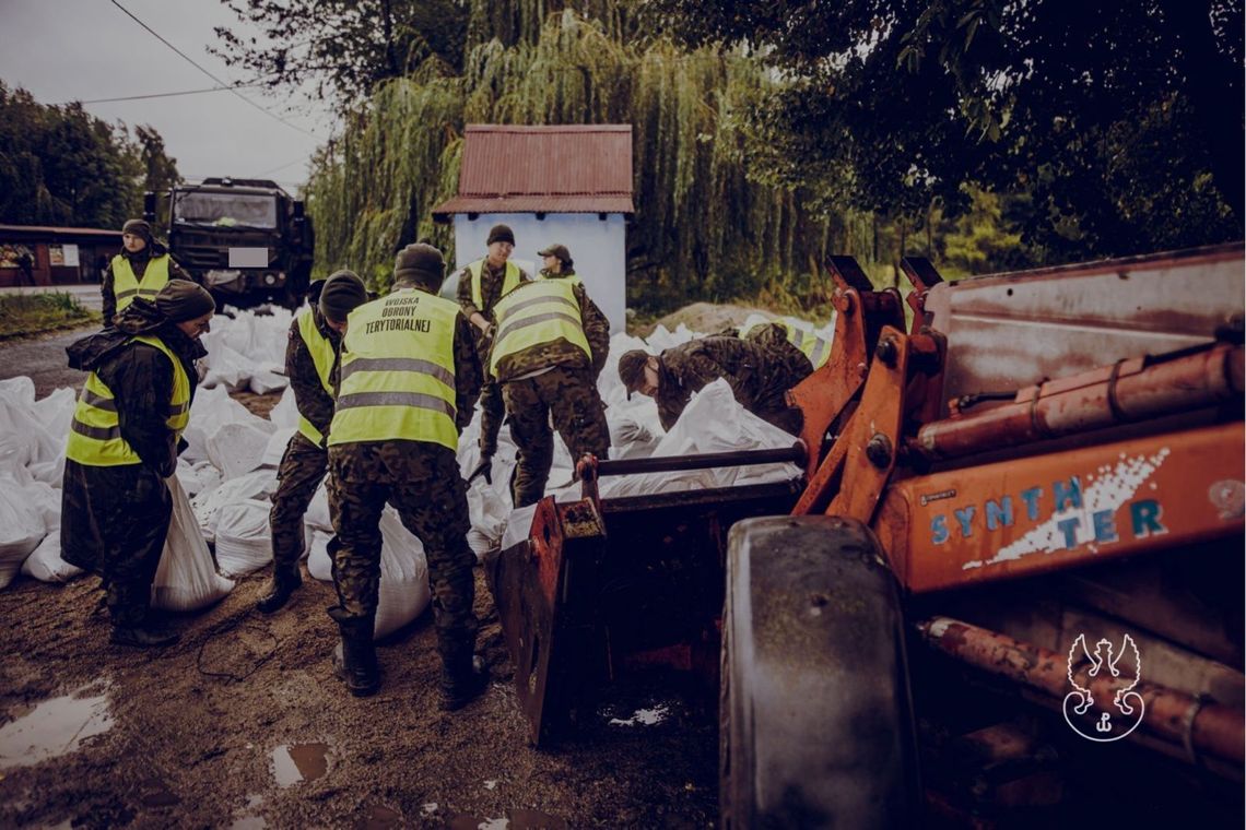 Żołnierze 7 Pomorskiej Brygady Obrony Trytorialnej w gotowości do wsparcia ludności dotkniętej powodzią na południu Polski