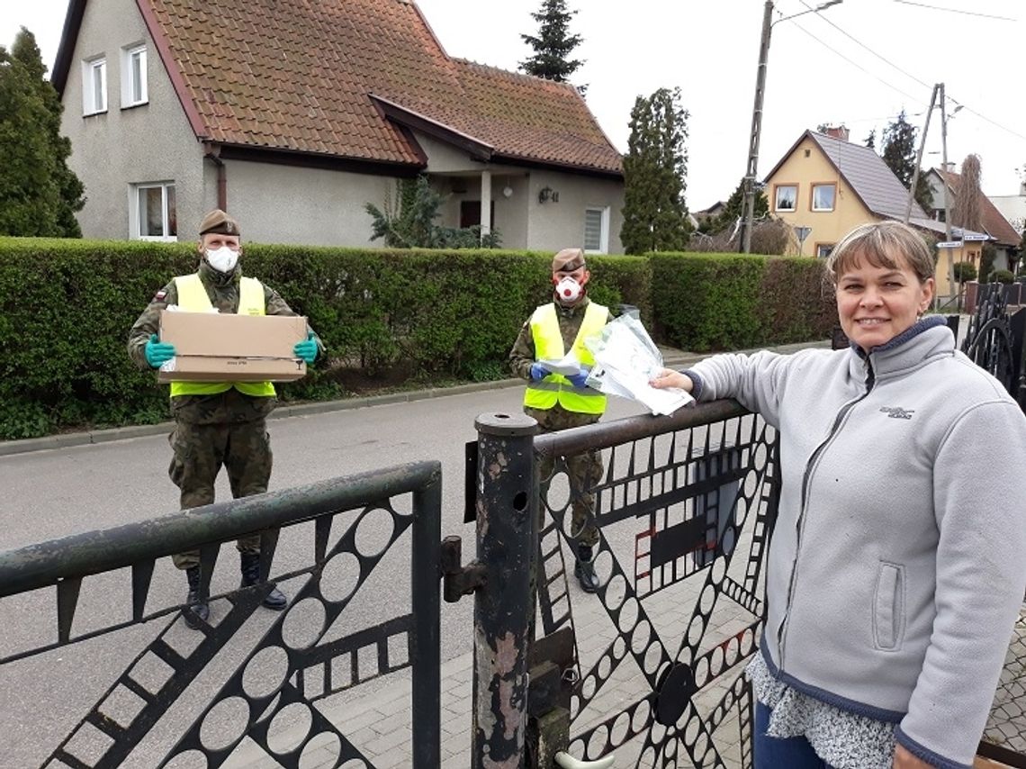 Żołnierze 7PBOT roznoszą maseczki ochronne w Malborku.